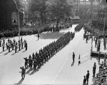 805314 Afbeelding van de parade (Church Parade) op het Janskerkhof te Utrecht na afloop van de plechtige dankdienst in ...